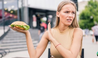 Foods That You Should Avoid While Traveling